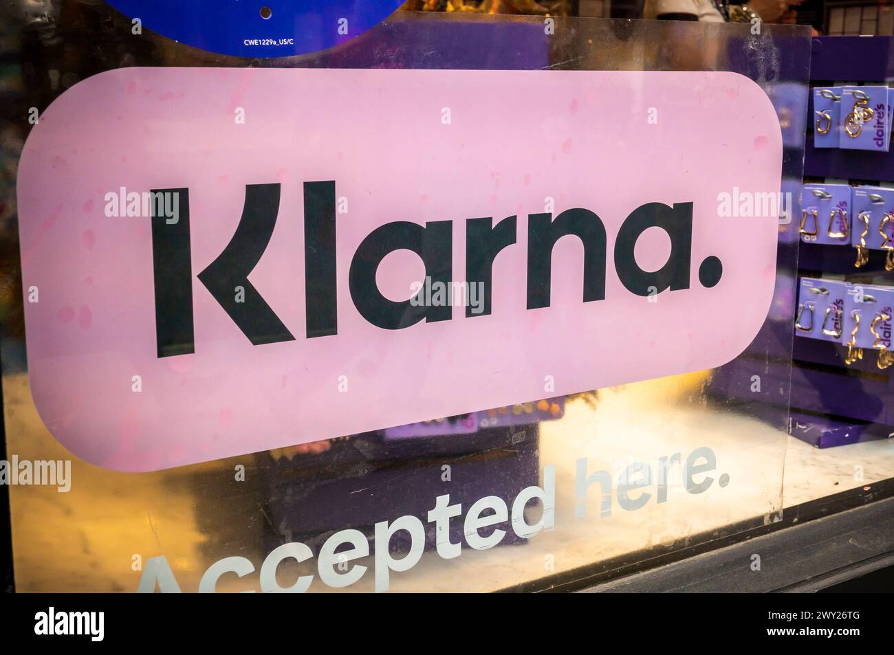 Une affiche dans la vitrine d’un magasin d’accessoires Claire’s à New York annonce qu’ils acceptent le processeur de paiement en ligne suédois, Klarna, vu le lundi 1er avril 2024. (© Richard B. Levine) Banque D'Images