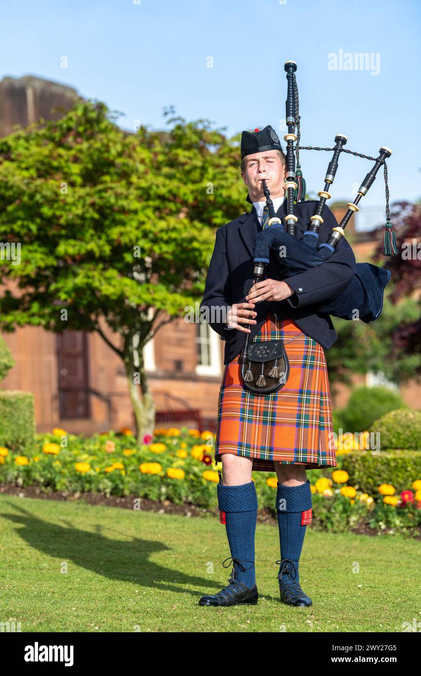 Homme écossais en tartan de clan, jouant de la cornemuse, un instrument de musique écossais traditionnel. Dumfries, Écosse. Banque D'Images