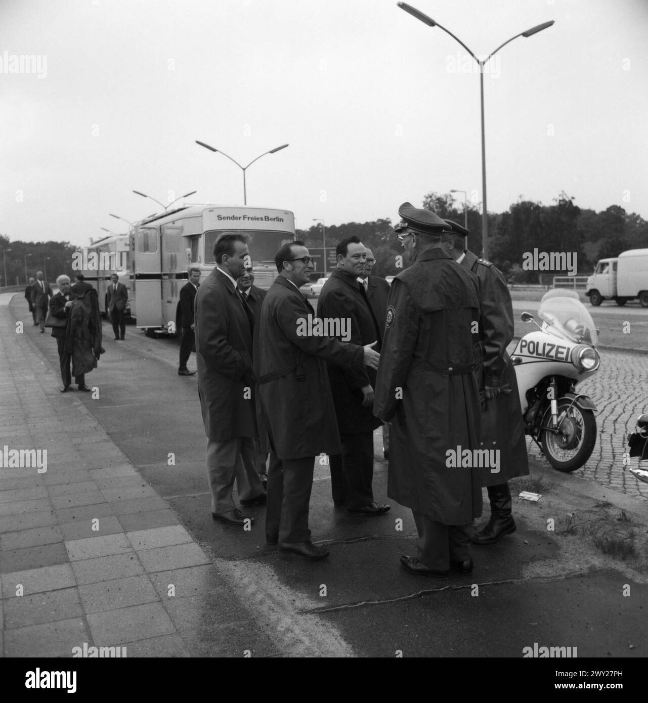 Der Intendant des SFB, Franz Barsig, begutachtet den neuen Farbfernseh-Übertragungswagen am Zehlendorfer Kleeblatt (Brücker Potsdamer Chausee) bevor dieser der Berliner Öffentlichkeit vorgestellt wird. Banque D'Images