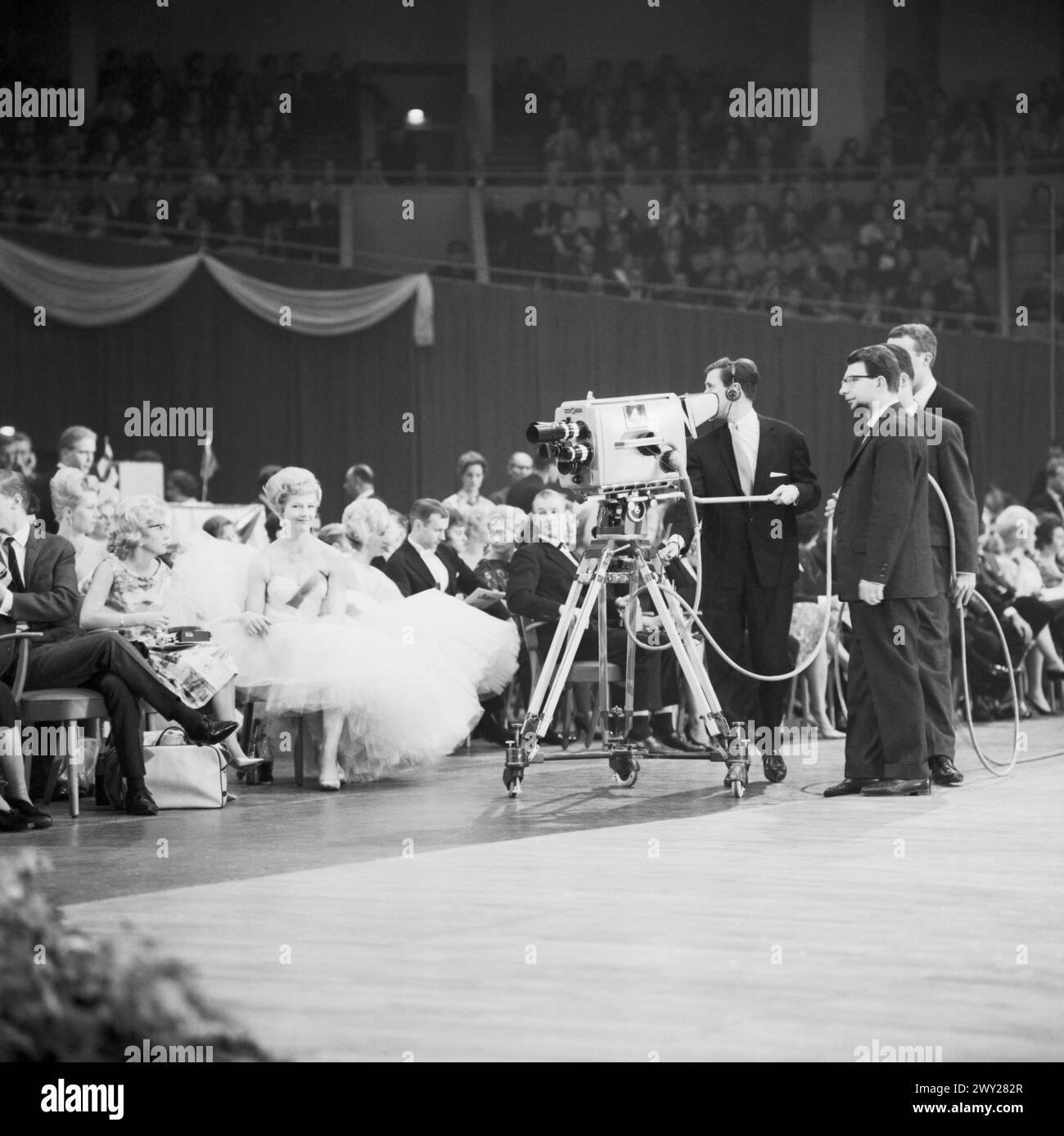 Fernsehkamera BEI der Tanzweltmeisterschaft der Amateure in der Deutschlandhalle, Berlin 1962. Banque D'Images