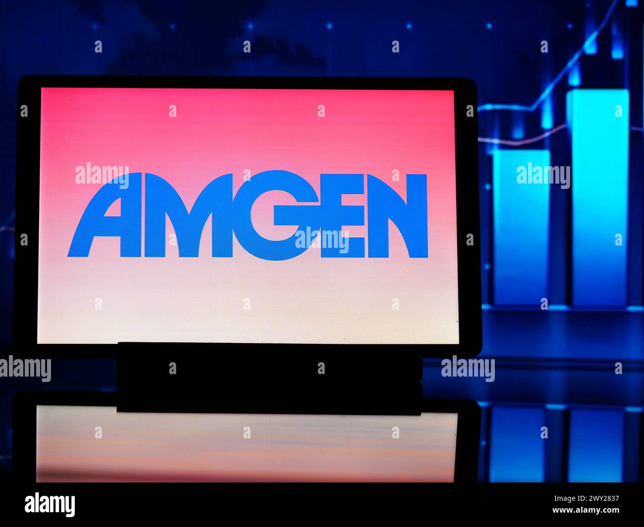 Dans cette illustration photo, un logo Amgen Inc (anciennement Applied Molecular Genetics Inc) vu affiché sur une tablette. Banque D'Images