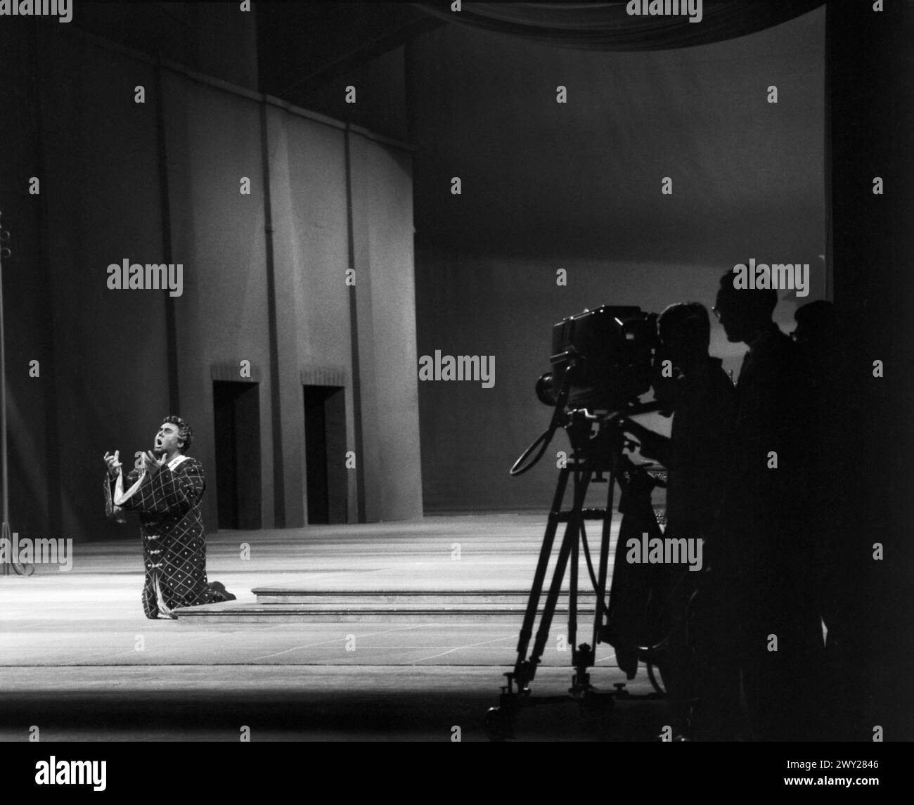 Hans Beirer als 'Othello' im gleichnamigen Stück der Deutschen Oper Berlin unter der musikalischen Leitung von Guiseppe Patane. Mit Fernsehkamera, Berlin 1962. Banque D'Images