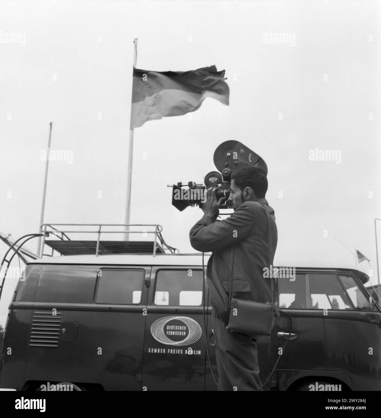 Ausländischer Volontär des SFB, Originalbeschriftung : 'Inder Gomez an der Kamera', Berlin 1962 Banque D'Images