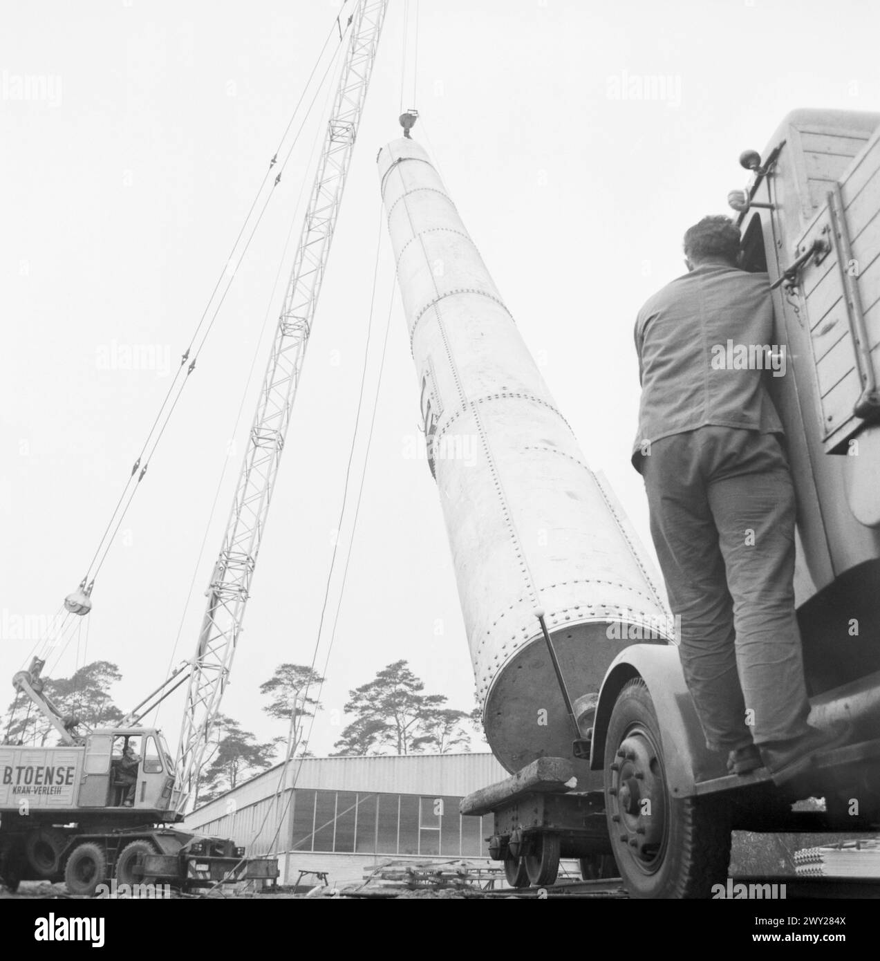 DAS erste Teilstük (26m) eines riesigen Stahlmasts (230m) wird montiert, der die Sendefähigkeit des SFB über Mitteldeutschland hinaus ermöglichen soll. Berlin 1962. Banque D'Images