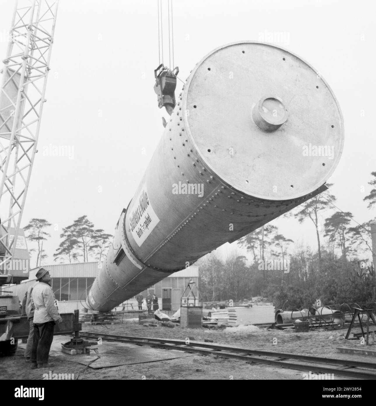 DAS erste Teilstük (26m) eines riesigen Stahlmasts (230m) wird montiert, der die Sendefähigkeit des SFB über Mitteldeutschland hinaus ermöglichen soll. Berlin 1962. Banque D'Images