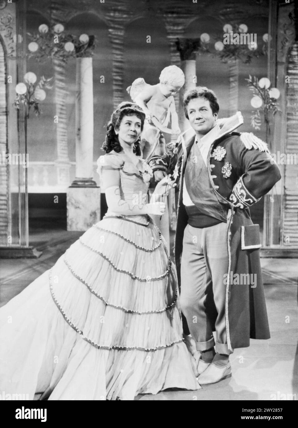 Stina-Britta Melander als Prinzessin Nemea (g.) und Rudolf Schock als Fischer Zephoris (d.) in der Sendung des Deutschen Fernsehens 'Wenn ich König wär' ('si J'etais roi'). IM II. Programm AM 26. November 1962 von 20:20 - 21:45 Uhr ausgestrahlt (Wiederholung der Sendung des I.. Programmations VOM 25. März 1962). Diese Die Regie Dieser Komischen Oper von Adolphe Adam übernahm Dr Werner Kelch. Musikalische Leitung von Ernst Märzendorfer. Accordfilm der Bertelsmann Fernseh-Produktion, Berlin 1962. Banque D'Images