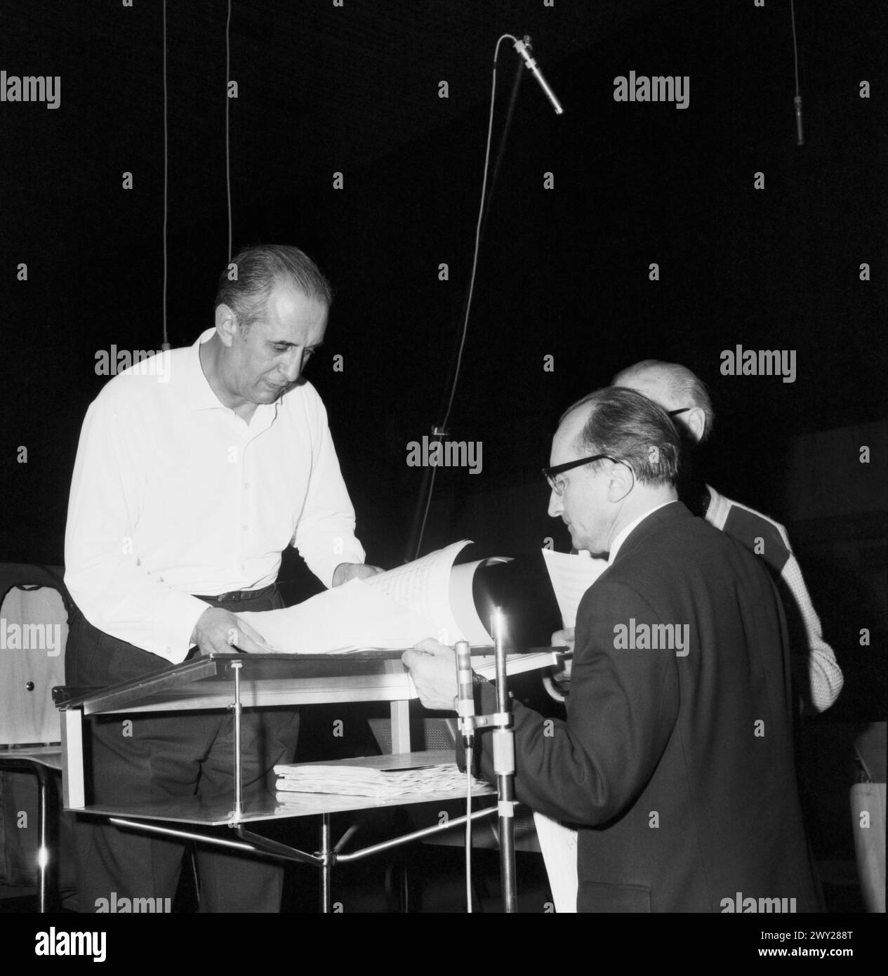Dirigeant Ljumbomir Romanski (L.) und Produktionsleiter Johann Friedrich Hasse (vorne) im Stereo-Studio des SFB, Berlin 1963. Banque D'Images