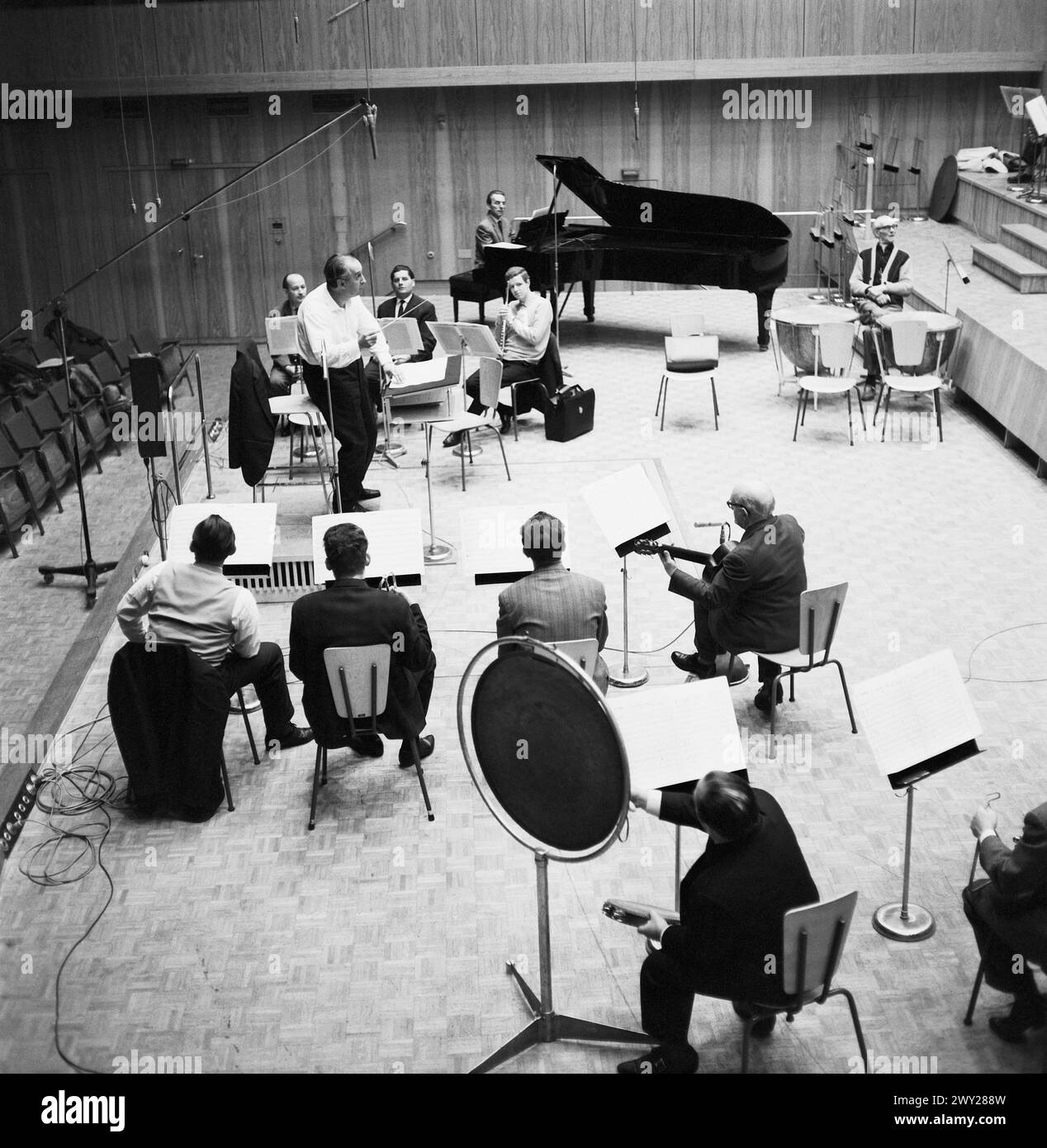 Divergent Ljumbomir Romanski mit Solisten des Radio-Symphonie-Orchesters im Stereo-Studio des SFB, Berlin 1963. Zu beachten ist die Sitzordnung, welche für stereophonische sendungen wichtig ist. Banque D'Images