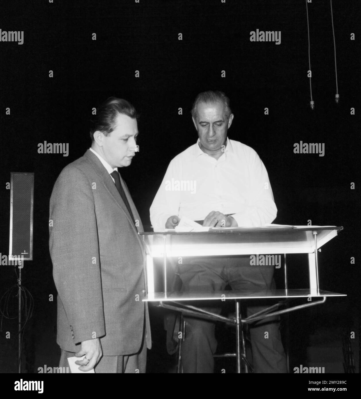 Tonmeister a Feldgen (g.) und dirigeant Ljumbomir Romanski (d.) im Stereo-Studio des SFB, Berlin 1963. Banque D'Images