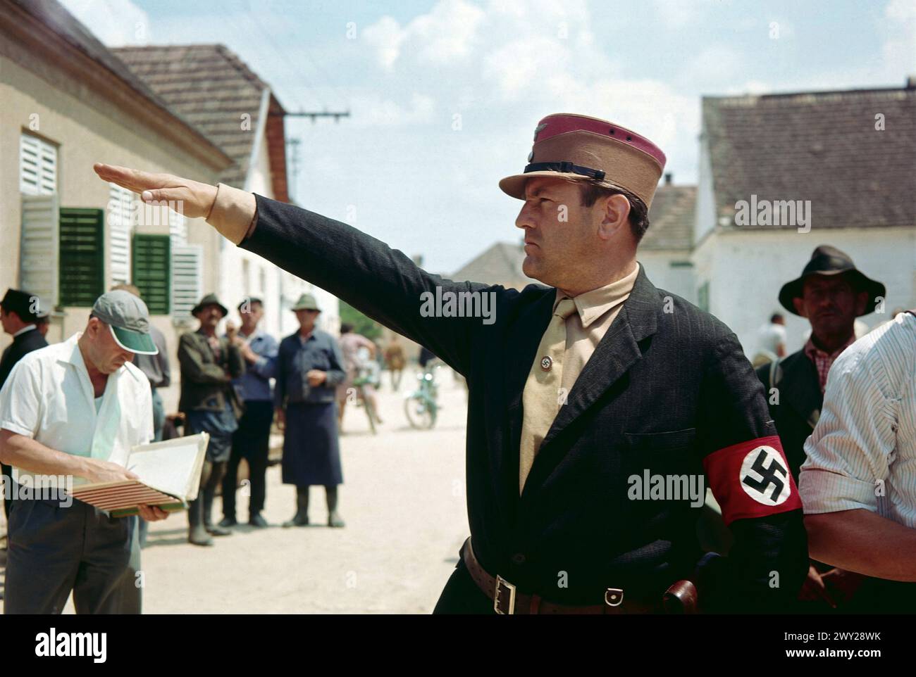 Sender Freies Berlin SFB - originale Bildunterschrift : Zur Sendung des Deutschen Fernsehens - ausgestrahlt vom Sender Freies Berlin - im Abendprogramm des 8./9. Novembre 1963, anlässlich der 25. Wiederkehr der zu trauriger Berühmtheit gelangten 'Kristallnacht'. «Die wahre Geschichte vom geschändeten und wiederhergestellten Kreuz» der in seiner Einfachheit bestechende Streifen wurde nach seiner Erzählung von Franz Werfel unter der Regie von Tom Toelle im Burgenland gedreht. Die Judengemeinde wird auf einem Lastwagen verladen ; in der Mitte des Wagens steht Rabbiner Dr Adler Fürst - neben ihm ( Banque D'Images