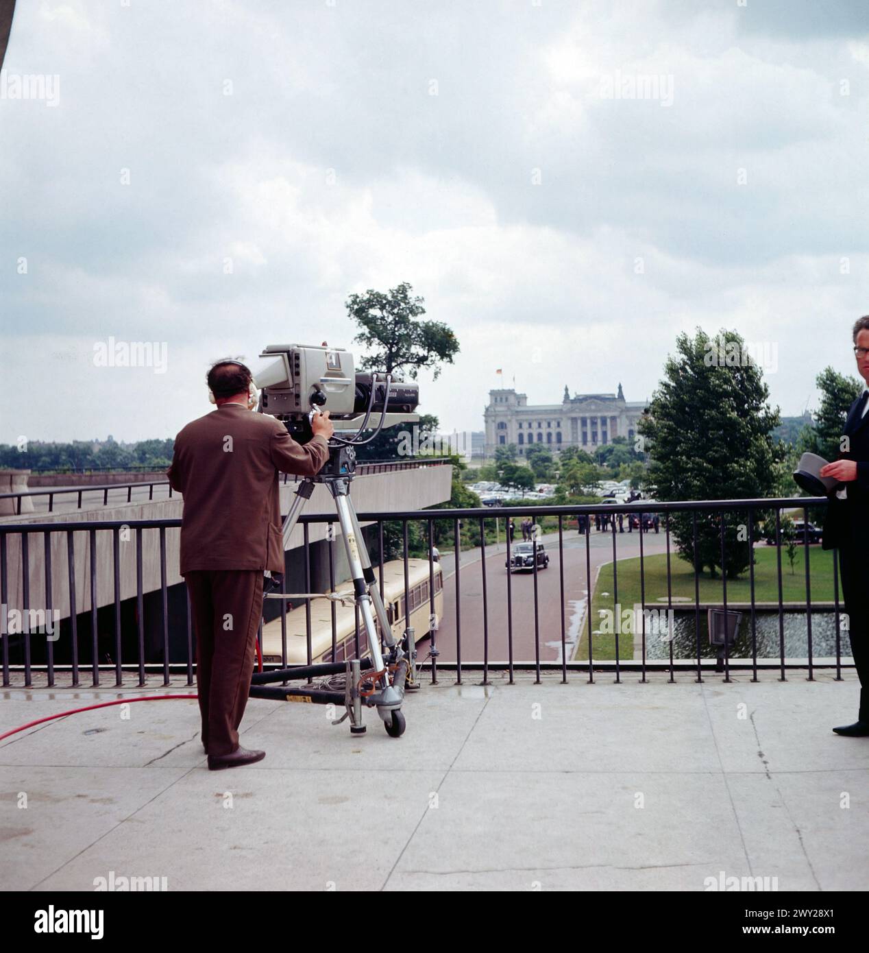 Anlass Besuch John F. Kennedy in Berlin - Sender Freies Berlin SFB - Fernsehkamera im Einsatz vor dem Haus der Künste mit Blick auf den Reichstag BEI US-Präsident Kennedys Besuch in Berlin, Deutschland 1963. Banque D'Images
