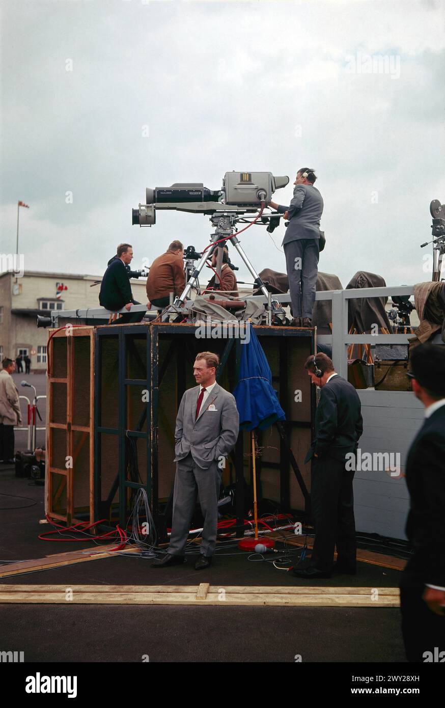Anlass Besuch John F. Kennedy in Berlin - Sender Freies Berlin SFB - Fernsehkamera im Einsatz am Flughafen Tempelhof BEI US-Präsident Kennedys Besuch in Berlin, Deutschland 1963. Banque D'Images