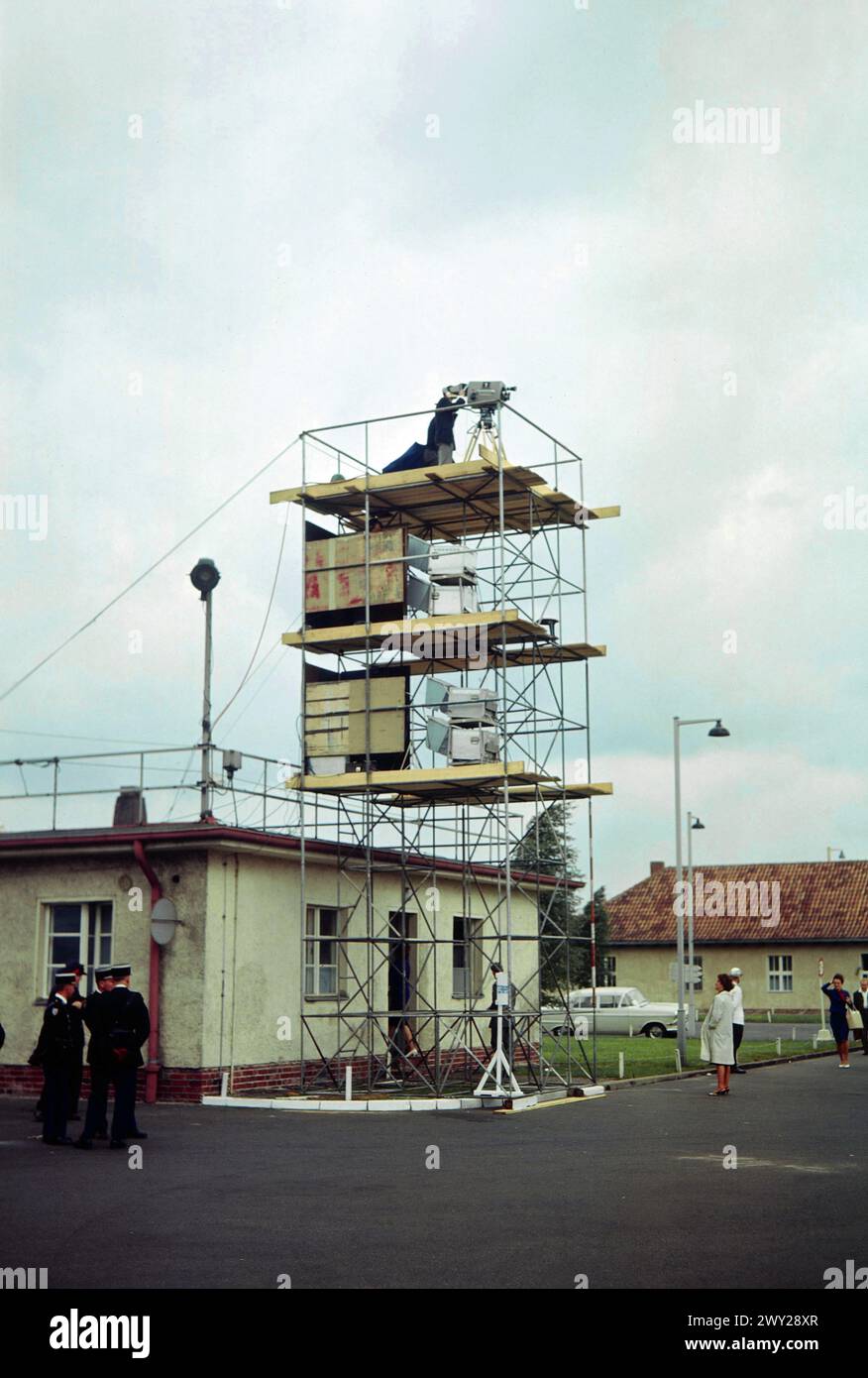 Anlass Besuch John F. Kennedy in Berlin - Sender Freies Berlin SFB - Fernsehkamera im Einsatz auf Gerüst am Flughafen Tempelhof BEI US-Präsident Kennedys Besuch in Berlin, Deutschland 1963. Banque D'Images