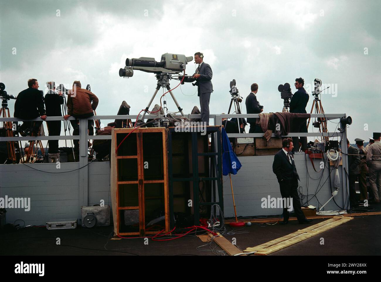 Anlass Besuch John F. Kennedy in Berlin - Sender Freies Berlin SFB - Fernsehkameras im Einsatz am Flughafen Tempelhof BEI US-Präsident Kennedys Besuch in Berlin, Deutschland 1963. Banque D'Images