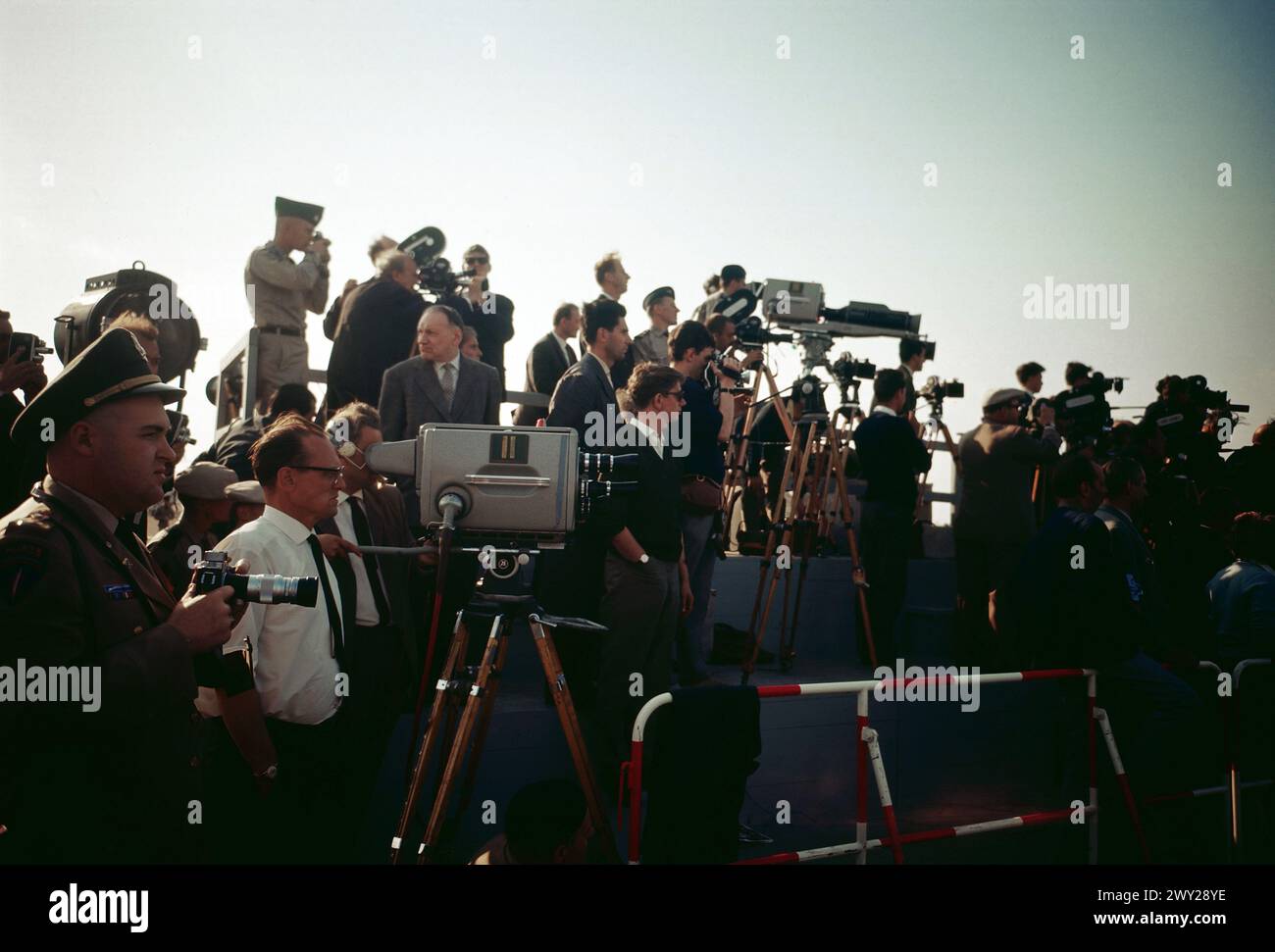 Anlass Besuch John F. Kennedy in Berlin - Sender Freies Berlin SFB - Fernsehkameras und Fotografen im Einsatz am Flughafen Tempelhof BEI Kennedys Besuch in Berlin, Deutschland 1963. Banque D'Images