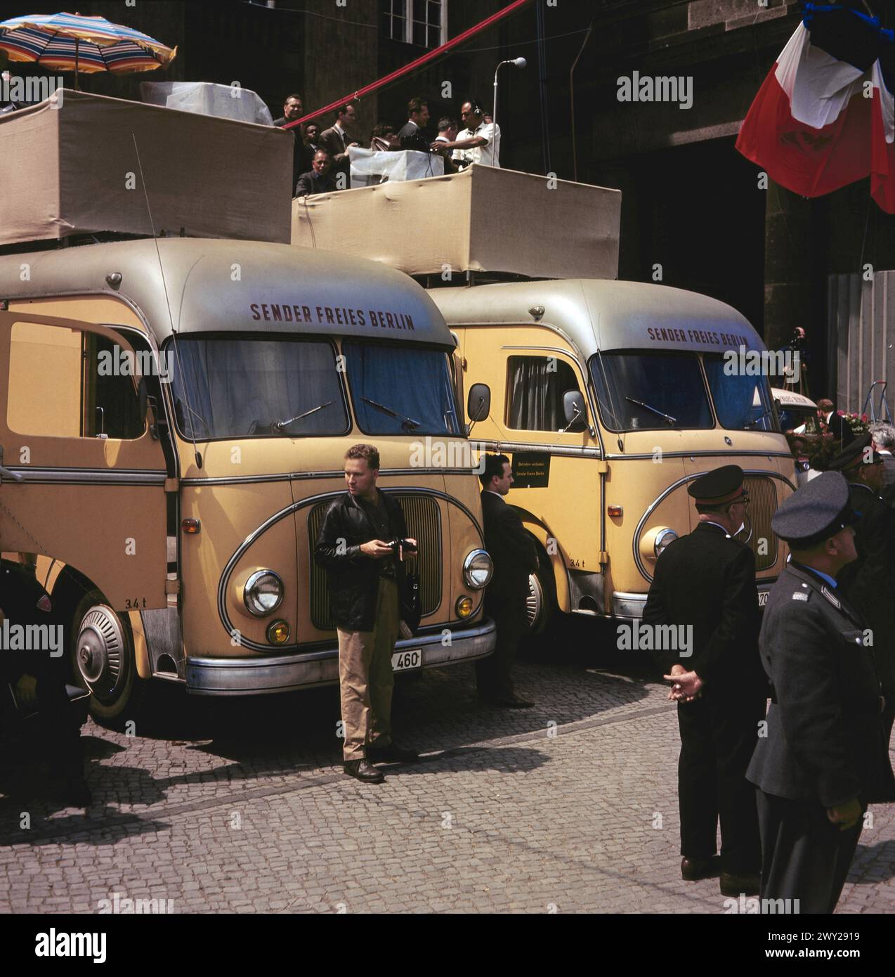 Anlass Besuch John F. Kennedy in Berlin - Sender Freies Berlin SFB - Übertragungswagen des ZDF im Einsatz BEI US-Präsident Kennedys Besuch in Berlin, Deutschland 1963. Banque D'Images