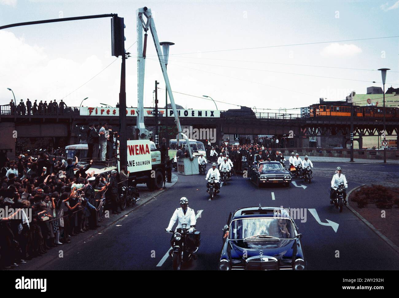 Anlass Besuch John F. Kennedy in Berlin - Sender Freies Berlin SFB - US-Präsident Kennedy durchquert mit seiner Kolonne Berlin. Fernsehkamera auf Hebebühne im Einsatz, Deutschland 1963. Banque D'Images