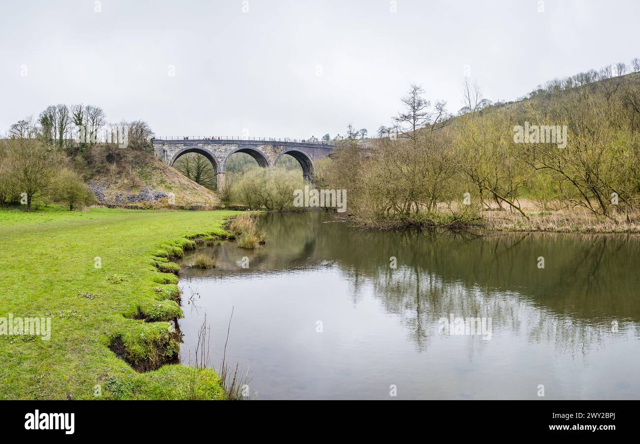 Un panorama multi-image du pont Monsal Head photographié depuis le bord de la rivière Wye regardant vers le sentier Monsal. Banque D'Images