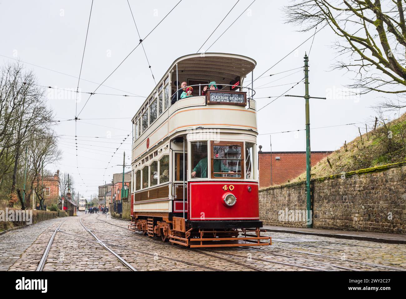 Tramway voyageant sur les pavés vus au National tramway Museum près de Matlock, Derbyshire en avril 2024. Banque D'Images