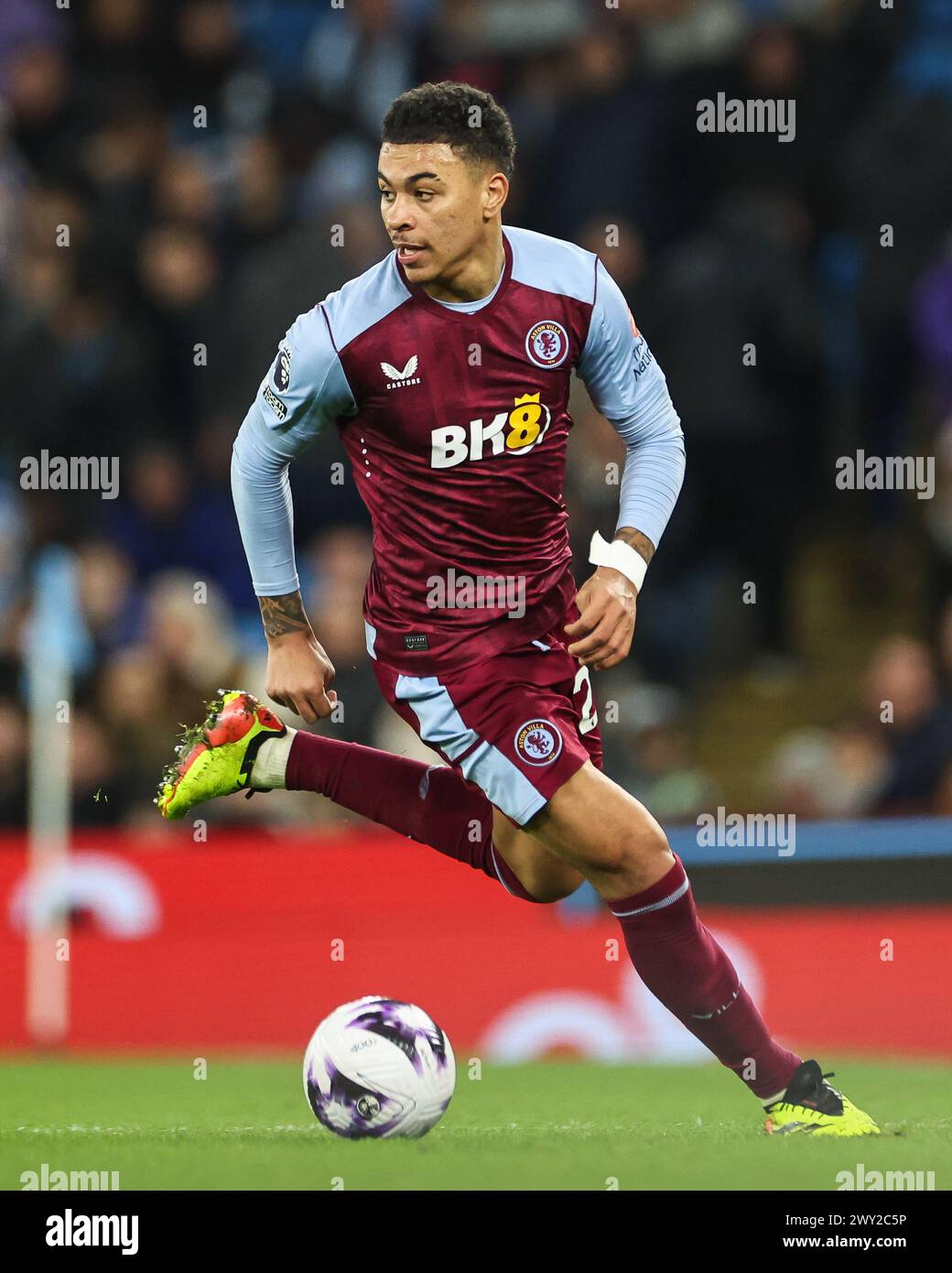 Morgan Rogers d'Aston Villa fait une pause avec le ballon lors du match de premier League Manchester City vs Aston Villa au stade Etihad, Manchester, Royaume-Uni, le 3 avril 2024 (photo par Mark Cosgrove/News images) en, le 4/3/2024. (Photo de Mark Cosgrove/News images/SIPA USA) crédit : SIPA USA/Alamy Live News Banque D'Images