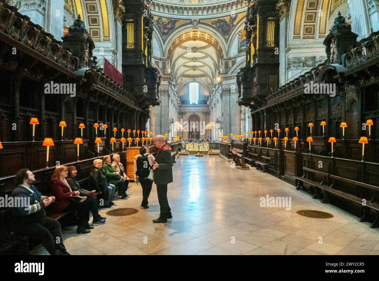 Groupe et guide à l'intérieur de la cathédrale Saint-Paul, Londres, Angleterre, Royaume-Uni Banque D'Images