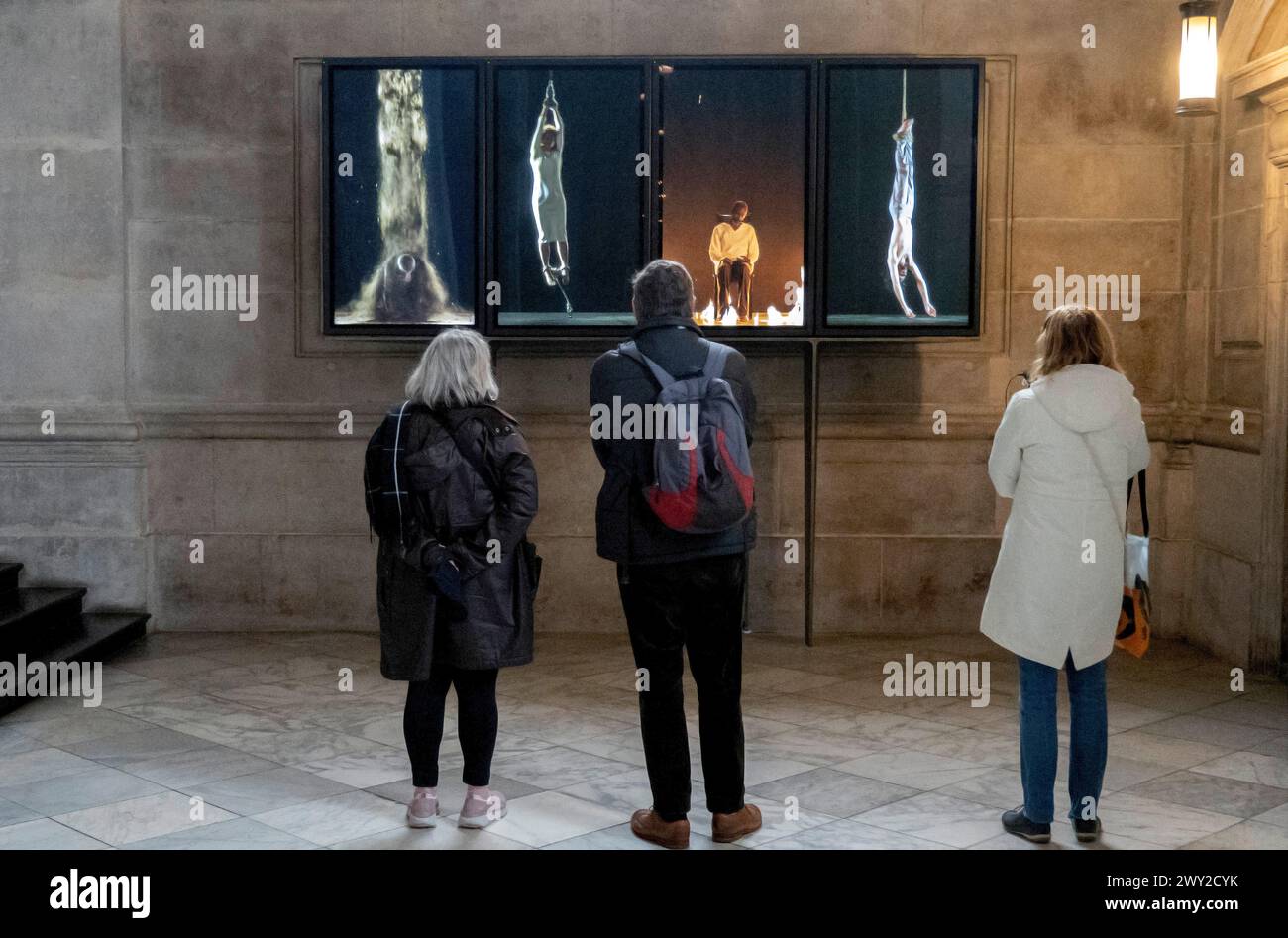 Installation vidéo Martyrs de Bill Viola dans la cathédrale Saint-Paul, Londres, Angleterre, Royaume-Uni Banque D'Images