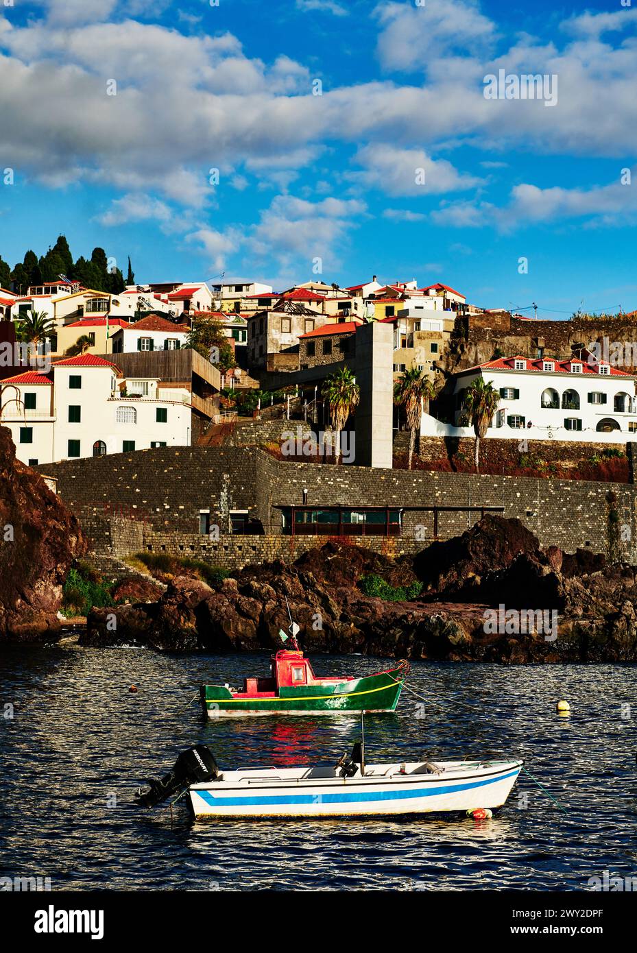 Bateaux colorés dans le port de Machico, Portugal, Europe Banque D'Images
