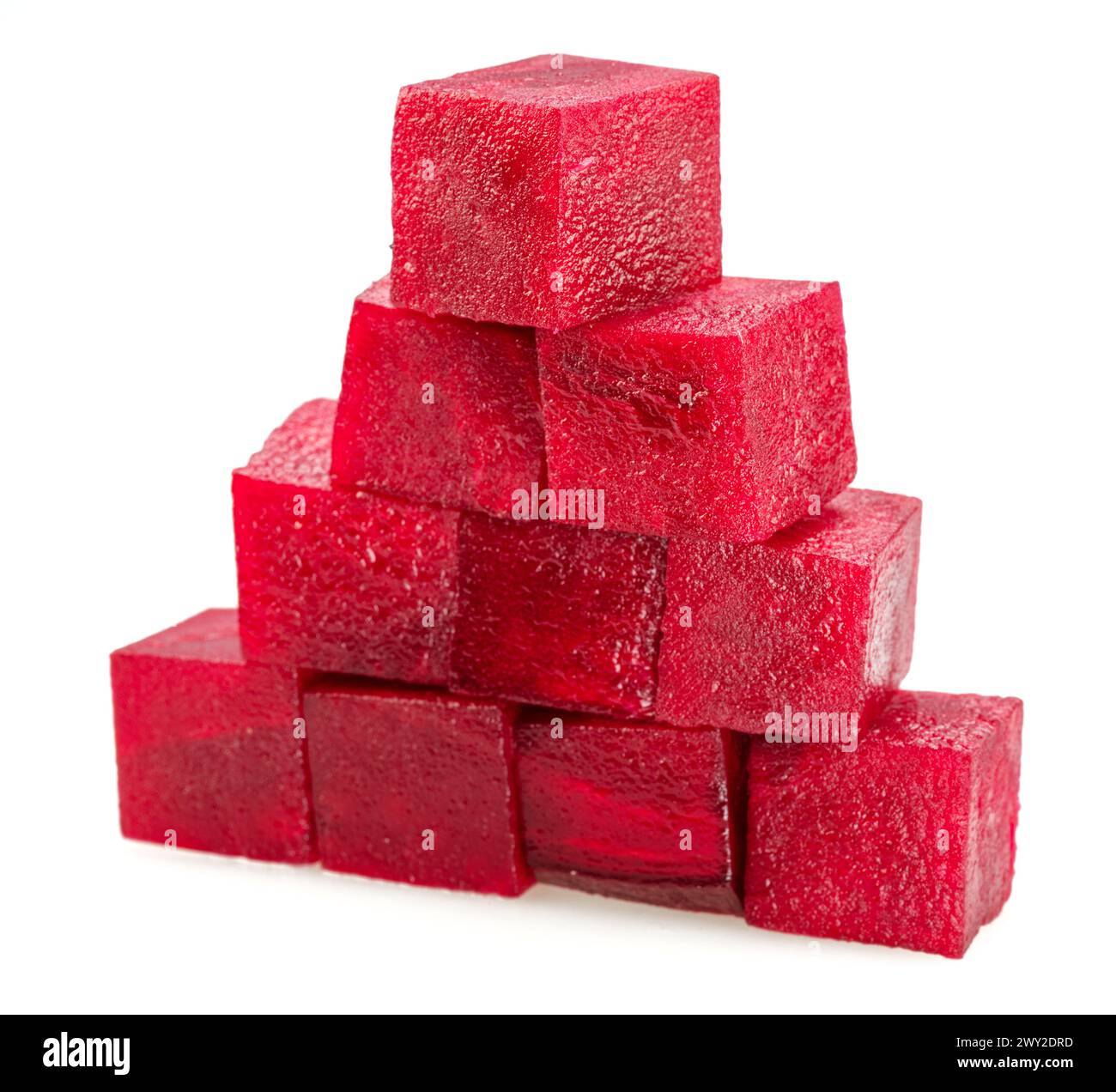 Cubes de betterave rouge crue disposés en pyramide isolés sur fond blanc. Banque D'Images