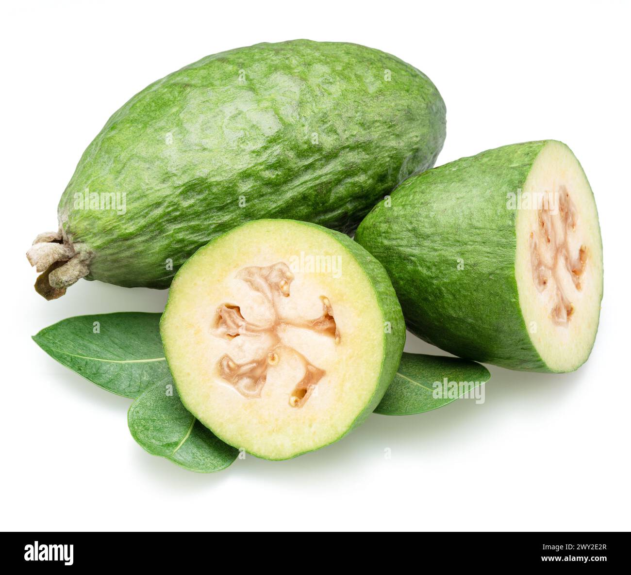 Fruits feijoa avec feuilles et coupes transversales feijoa isolés sur fond blanc. Banque D'Images