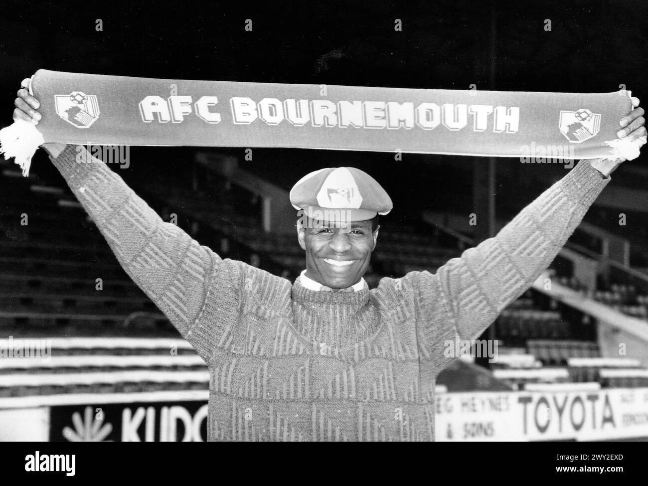 LES ATTAQUANTS DE BOURNEMOUTH LUTHER BLISSETT ESPÉRANT UN CHAPEAU PLEIN DE BUTS CONTRE MANCHESTER UNITED. FÉVRIER 1989 PIC MIKE WALKER 1989 Banque D'Images