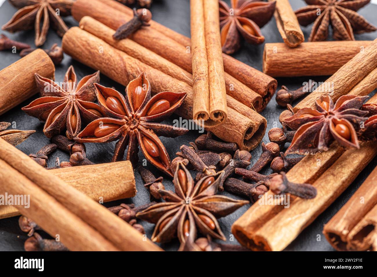 Beaucoup de trois épices pour le vin chaud – anis étoilé, cannelle et clou de girofle, macro. Excellent arrière-plan pour vos projets. Banque D'Images