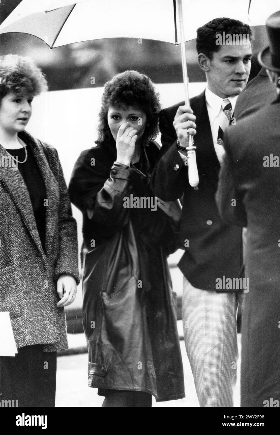 DEBBIE TURLEY FIANCÉE DU SOLDAT STEPHEN CUMMINS ASSASSINÉ PAR L'IRA, LORS DE SES FUNÉRAILLES MARS 1989 PIC MIKE WALKER 1989 Banque D'Images