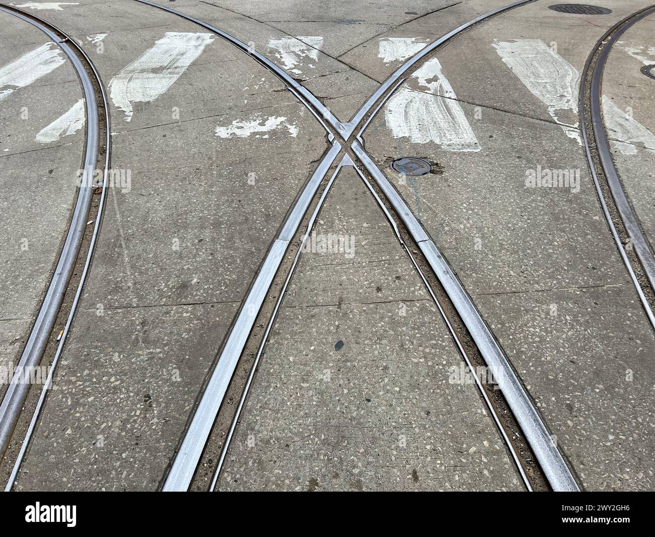 Des pistes de tramway sillonnent une rue dans le nord de Philadelphie. Banque D'Images
