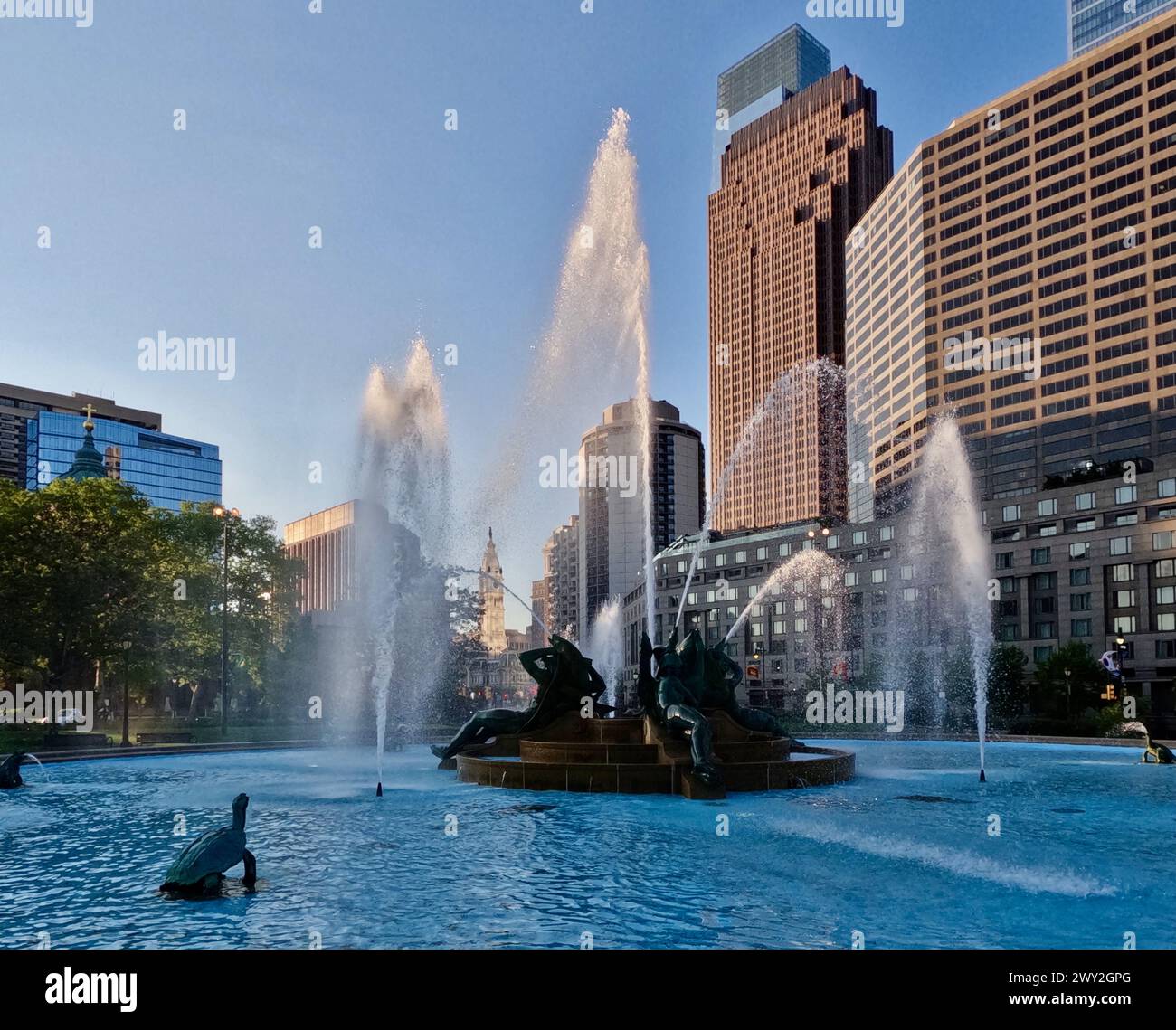 Des cascades d'eau traversent la fontaine commémorative Swann sur Logan Square à Philadelphie. Banque D'Images