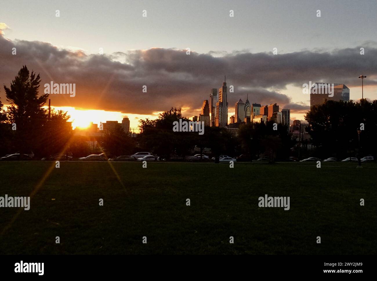 Le soleil se lève au-dessus de Center City Philadelphie, vu depuis Drexel Park. Banque D'Images