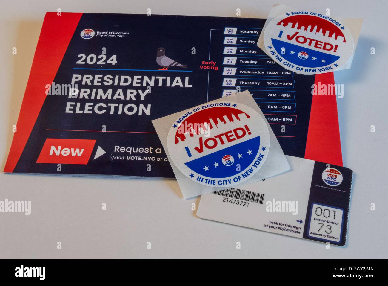 Still Life of I Voted autocollants et informations sur l'élection présidentielle primaire dans l'État de New York, ,2 avril 2024, États-Unis Banque D'Images