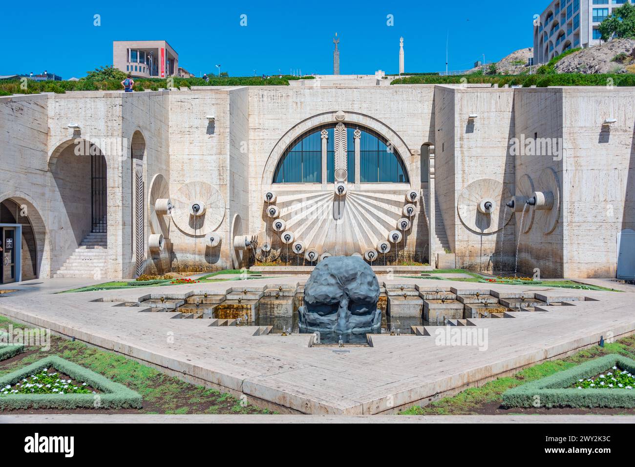 Cascade d'Erevan et sculpture de visiteur vues pendant une journée ensoleillée en Arménie Banque D'Images