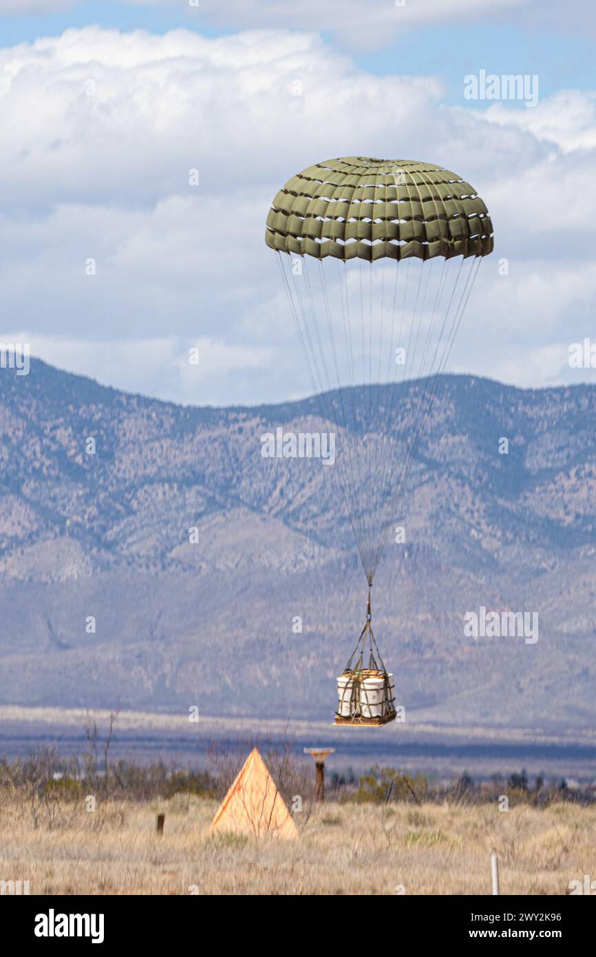 Un avion MC-130 Commando II de l'US Air Force participant au cours Advanced Tactics Aircraft Crew course effectue un largage aérien à Fort Huachuca, Arizona, le 14 mars 2024. Les équipages participant à l'ATAC effectuaient des parachutages dans le cadre d'un scénario de formation pour le cours. Depuis 1983, le Centre de formation Advanced Airlift Tactics, basé en équipé Joseph, Missouri, a fourni une formation tactique avancée aux équipages de la Garde nationale aérienne, du Commandement de réserve de l'armée de l'air, du Commandement de la mobilité aérienne, du Commandement de combat aérien, du Commandement des opérations spéciales de l'armée de l'air, du corps des Marines des États-Unis et de 16 Nations alliées. (U.S. ai Banque D'Images