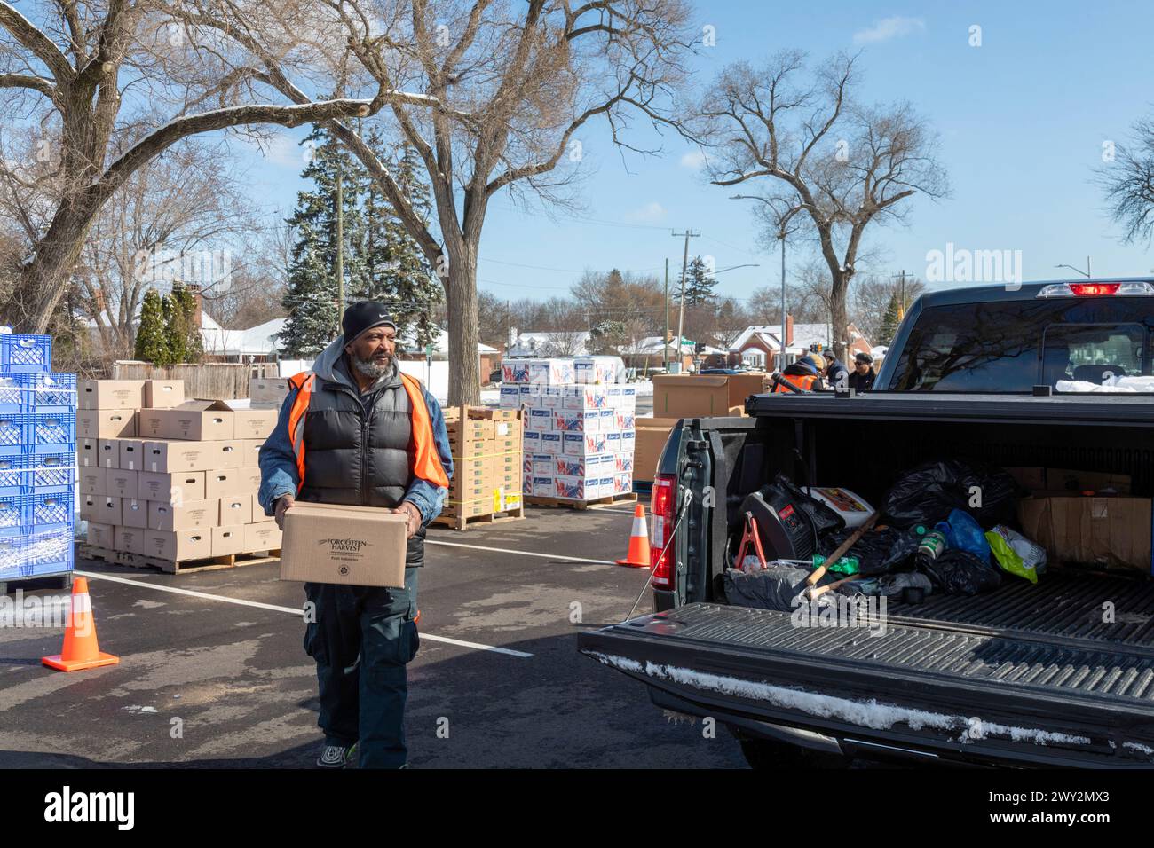 Detroit, Michigan - de la nourriture gratuite est distribuée aux personnes qui assistent à une foire communautaire sur la santé. Banque D'Images