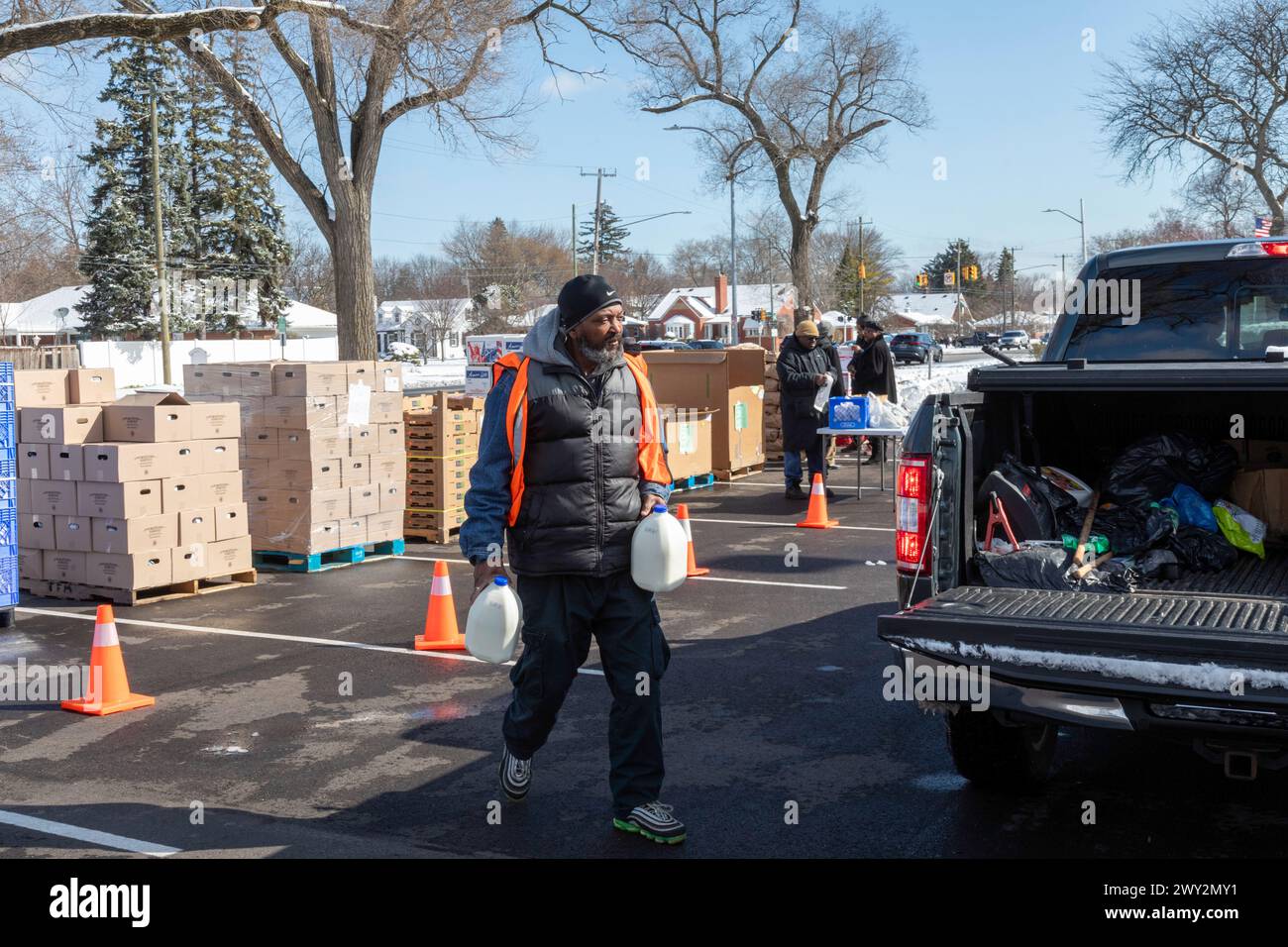 Detroit, Michigan - de la nourriture gratuite est distribuée aux personnes qui assistent à une foire communautaire sur la santé. Banque D'Images