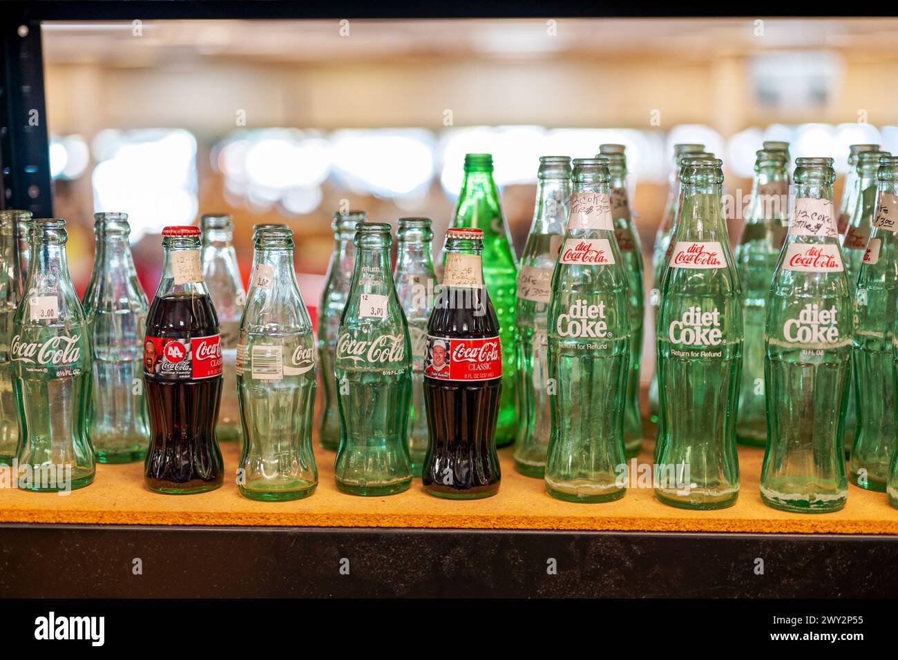 Vieux Coca-Cola vintage ou bouteilles de Coca-Cola sur une étagère, à vendre dans un magasin d'antiquités à Montgomery Alabama, États-Unis. Banque D'Images