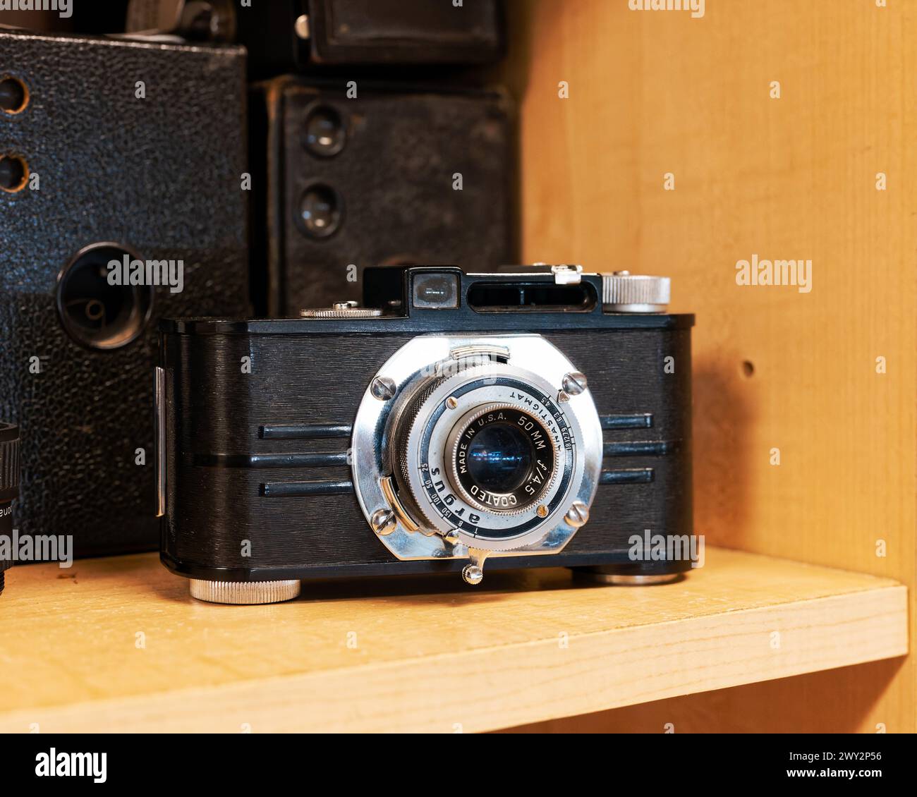 Ancien appareil photo Argus antique vintage, un ancien appareil photo de film, sur une étagère à vendre dans un magasin d'antiquités à Montgomery Alabama, États-Unis. Banque D'Images