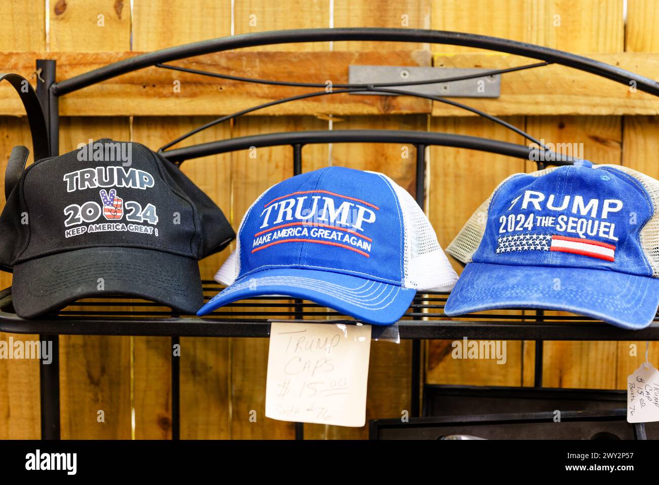 Chapeaux de campagne du président Donald Trump pour l'élection présidentielle de 2024 à vendre à Montgomery Alabama, États-Unis. Banque D'Images