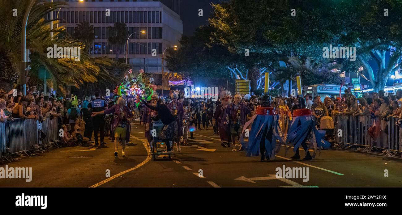 SANTA CRUZ DE TENERIFE, ESPAGNE - 13 FÉVRIER 2024 : défilé du Coso, Cavalcada - le long de l'Avenida de Anaga, fin officielle du Carnaval. Une veille chaude incroyable Banque D'Images