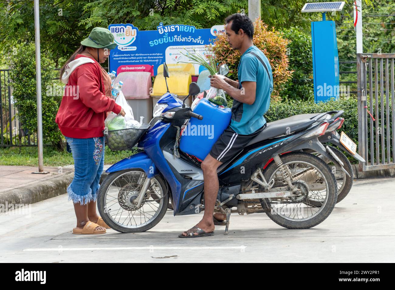 YALA, THAÏLANDE, 03 mars 2024, Un couple charge une moto Banque D'Images