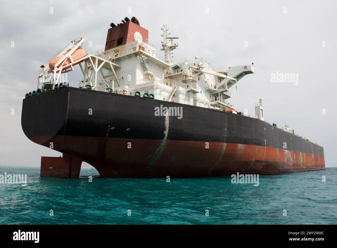 Un pétrolier géant ancré dans le golfe Persique, au sud de l’Iran, près du front de mer de Chabahar, attend son tour pour être chargé. Banque D'Images