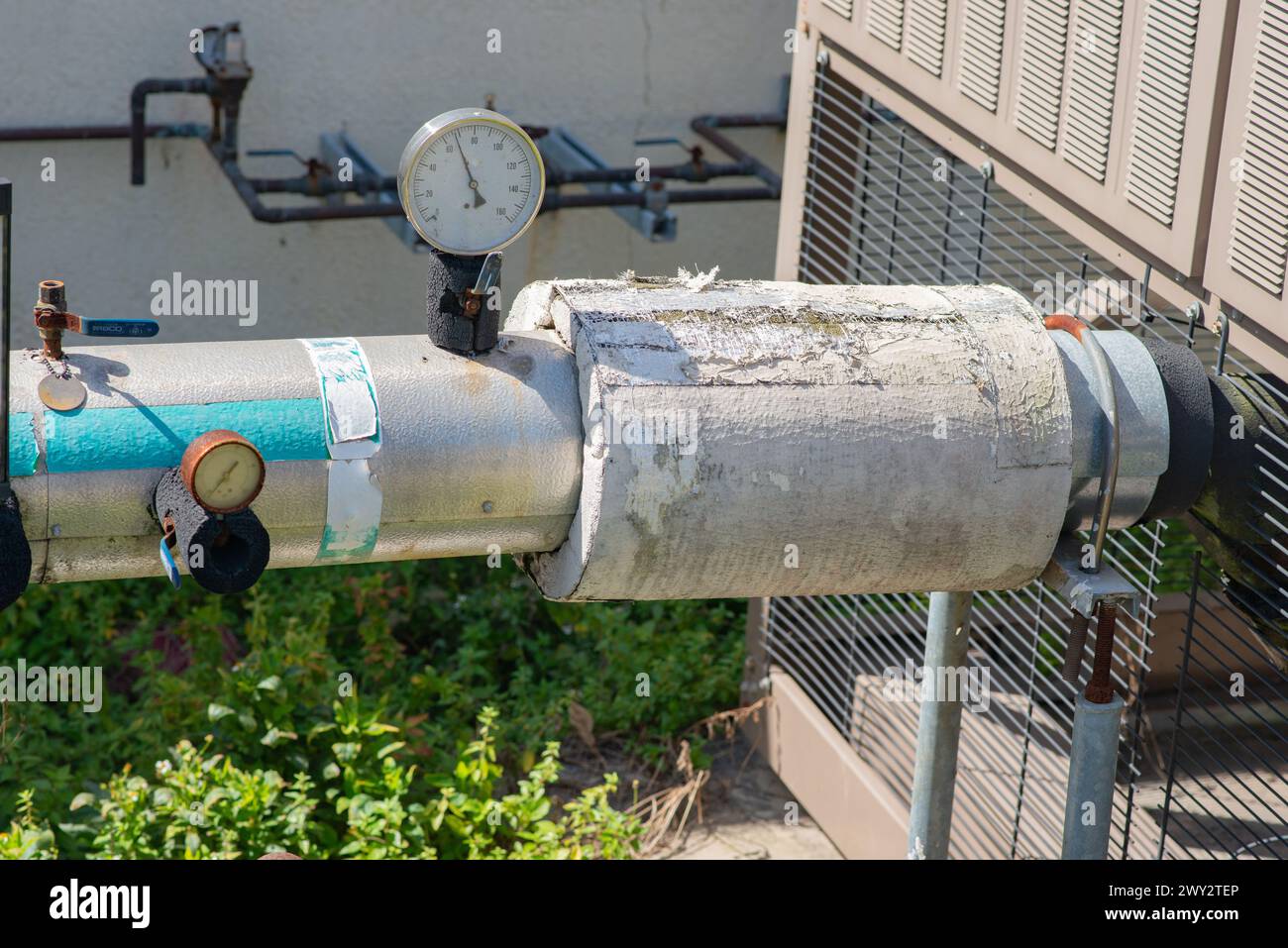 Photo de l'isolation d'amiante sur le tuyau de climatiseur. Banque D'Images