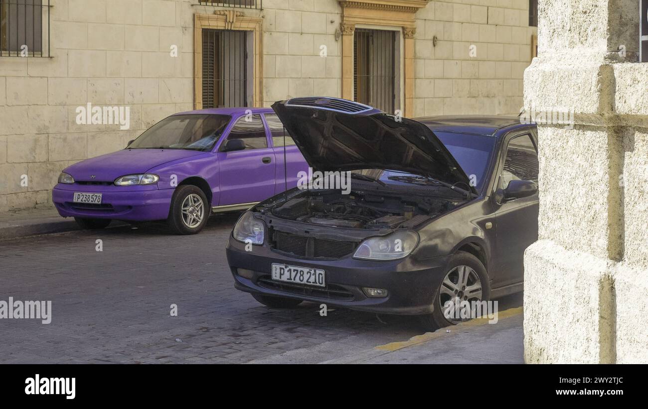 Voiture cassée sur la rue de la ville, la Havane, Cuba Banque D'Images