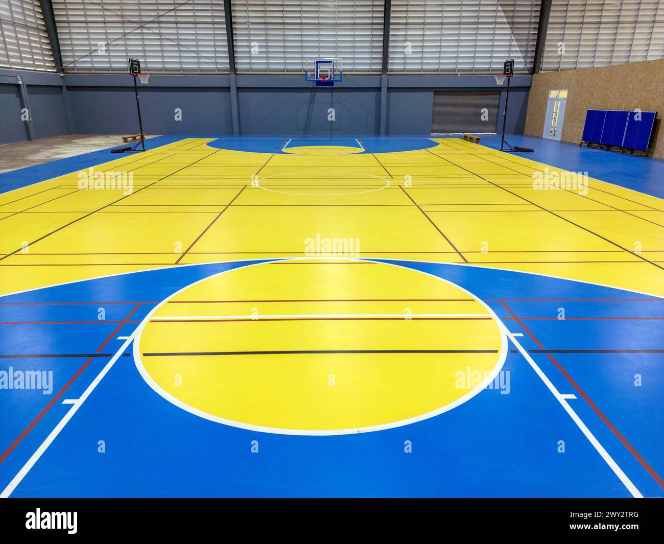 Phuket, Thaïlande - 16 février 2024 : terrain de basket-ball intérieur polyvalent dans un gymnase scolaire situé à Phuket, Thaïlande. Banque D'Images