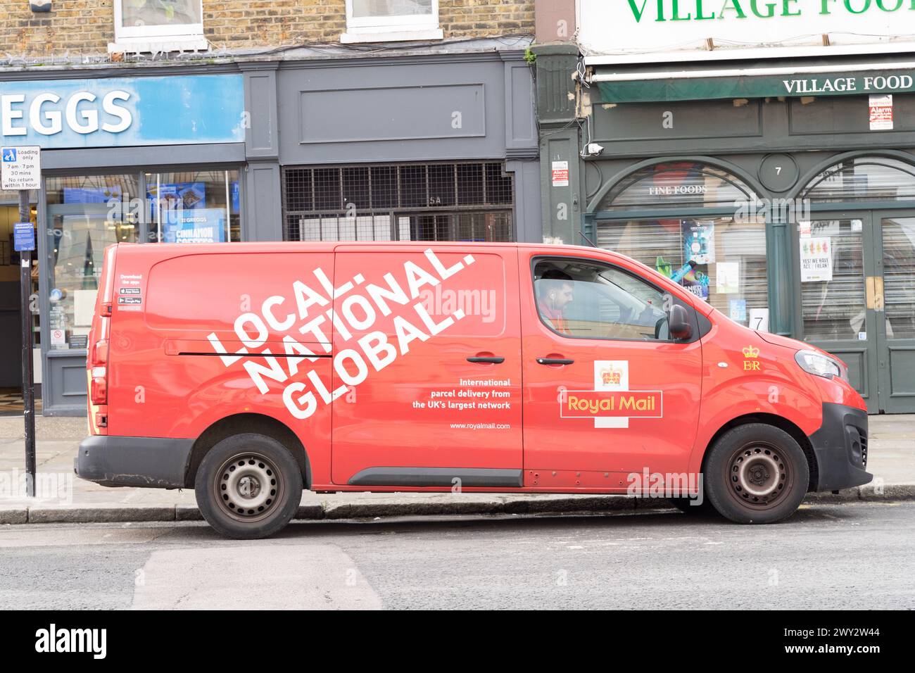 Vue latérale d'un fourgon de livraison de courrier royal avec impression locale, nationale, mondiale sur son panneau latéral livrant des postes et des colis aux magasins, Londres Angleterre Banque D'Images